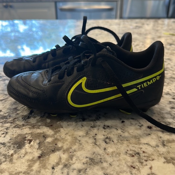 Boys Nike Tiempo Cleats size 1.5 - Picture 3 of 6